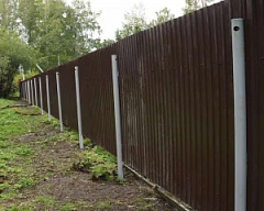 Сплошной коричневый забор из профнастила для дачи