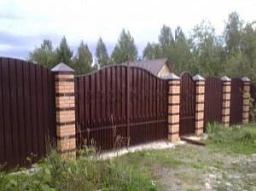 Коричневый забор с кирпичными столбами и профлистами